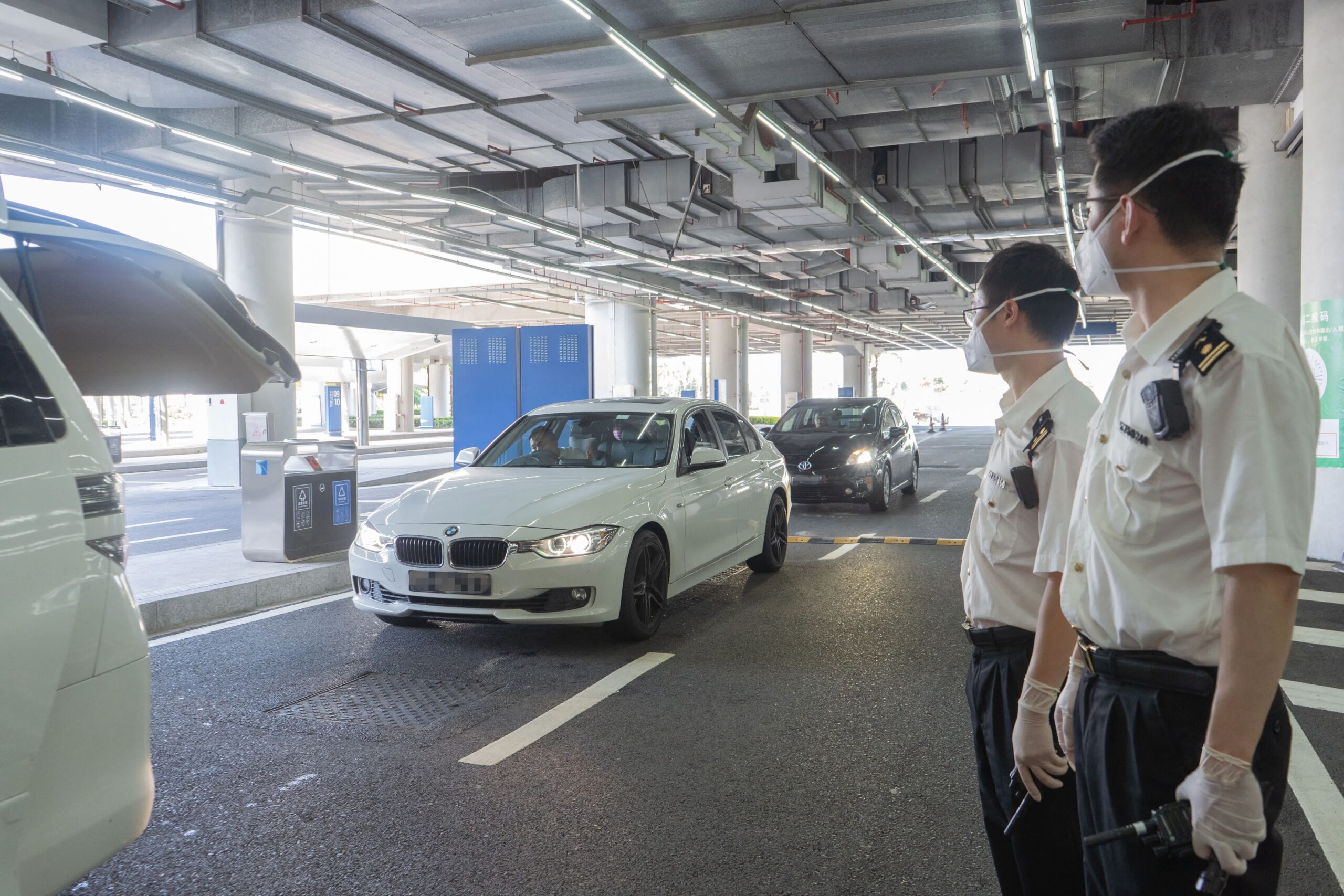 港珠澳大橋海關關員監管「北上」港澳單牌車通關